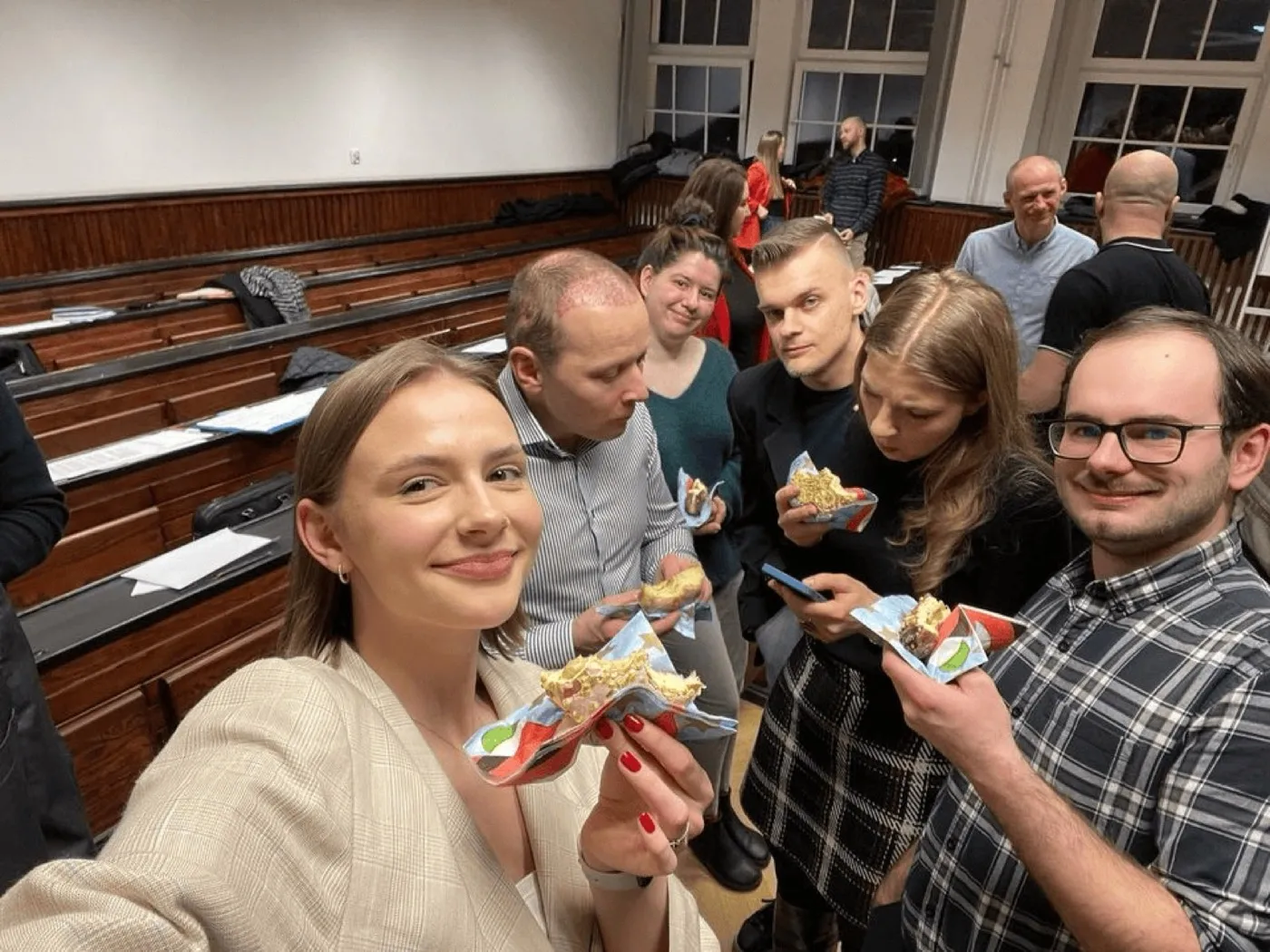 Klubowicze z pączkami na sali