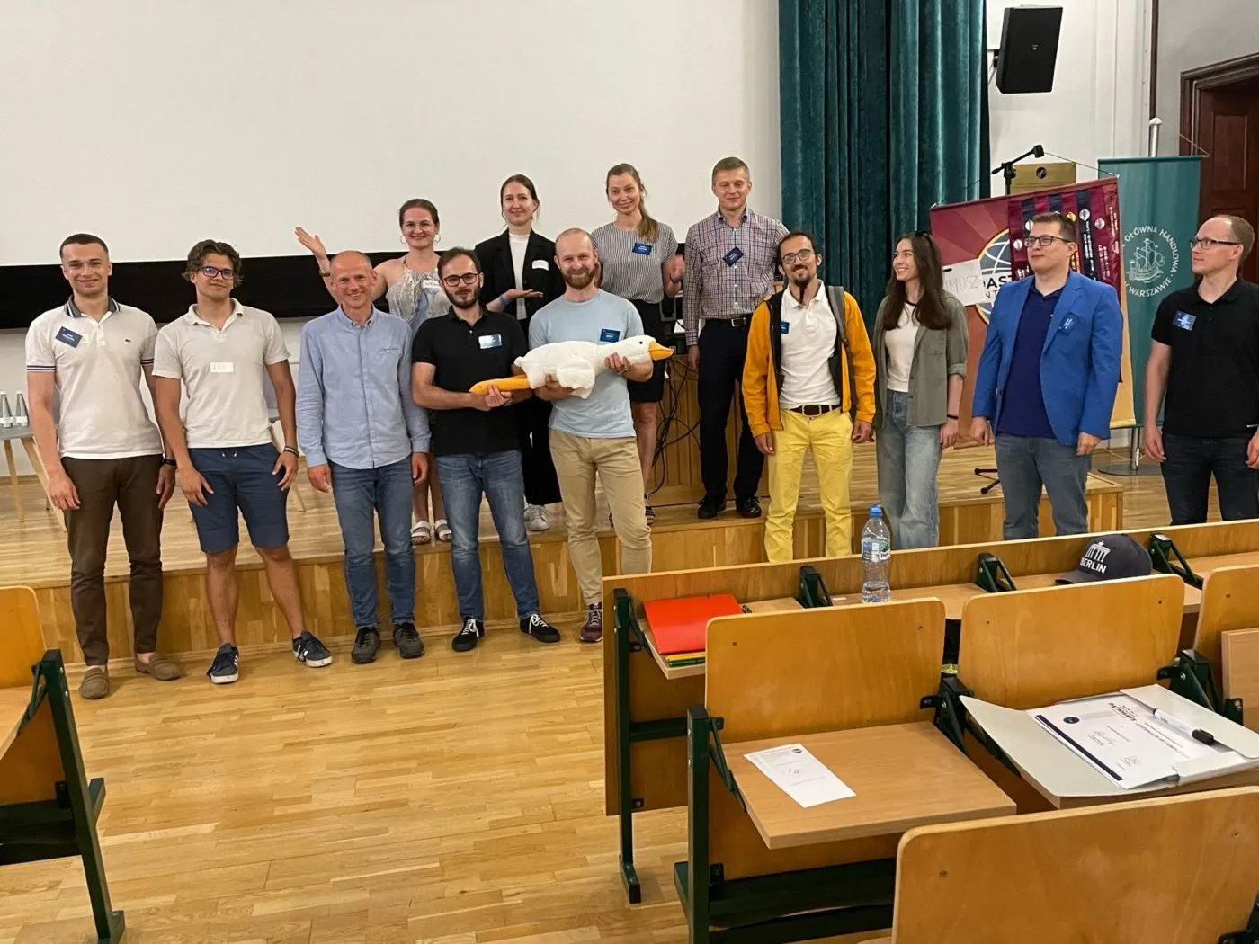 Grupa klubowiczów na scenie